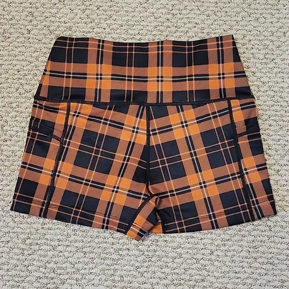 CVG 2.5 inch inseam pumpkin patch plaid pocket workout shorts Xtra small - Picture 2 of 4